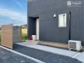 玄関前のプライバシーを守る目隠しフェンス