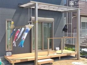 家事用のスペースになるウッドデッキ[施工後]