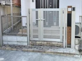 レンガや木目調が温かな雰囲気を演出する門周り[施工後]