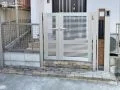 レンガや木目調が温かな雰囲気を演出する門周り