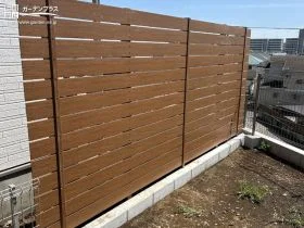 柔らかな木の風合いが楽しめる目隠しフェンス[施工後]