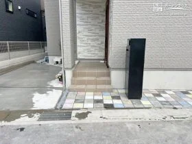 カラフルなタイルが毎日を明るく出迎えてくれる可愛らしい新築外構
