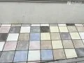 アプローチを彩る、色とりどりのタイル