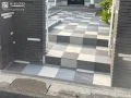 3色のタイルでおしゃれになったアプローチ