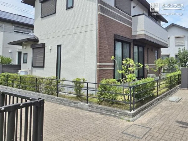 空間をゆるやかに仕切る洗練された形状のフェンス設置工事