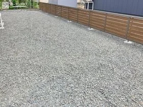 お庭に馴染む木目調の目隠しフェンス[施工後]