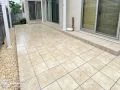 お庭での過ごし方の幅が広がる広々と明るいタイルデッキ