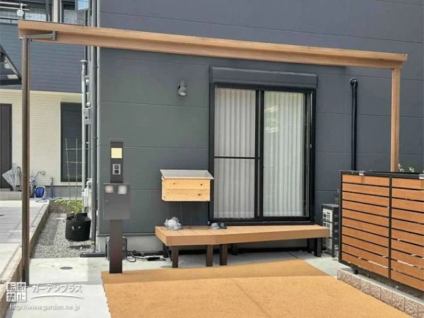木の温もりを感じられるデザイン性と機能性を兼ねるテラス屋根設置工事
