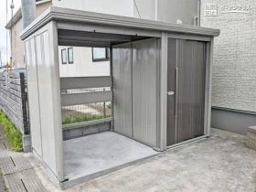 自転車も置けるオープンスペース付きの物置[施工後]