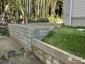 土留めと砂利の舗装で安全性を高めた裏庭リフォーム