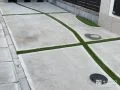 駐車スペースの目地を人工芝に