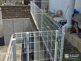 上品なホワイトカラーのメッシュフェンス設置工事