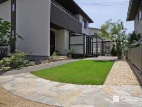 リビングからの眺望がもっと豊かになる芝生や自然石のお庭