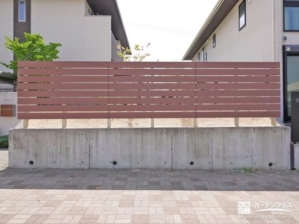 景観とも馴染みの良い視線をカットする木調フェンス