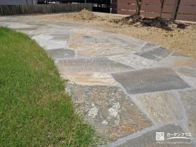 園路としてあしらった乱形石も、お庭を彩るポイントに。