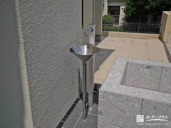 立ったまま手洗いでき、日々のお手入れが最小限な立水栓