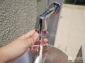 吐水口の下に蛇口がついています