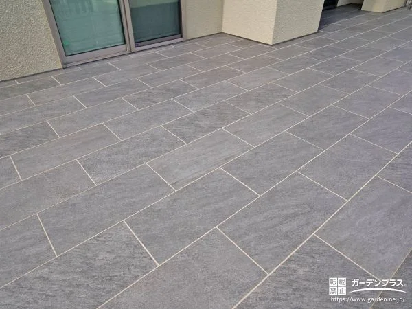 ダークトーンのタイルが上質な空間を演出