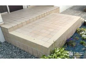 玄関前階段のタイルを貼り替え美しく仕上げたリフォーム工事