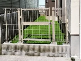 フェンスと扉で安全性を高めた人工芝のお庭リフォーム工事