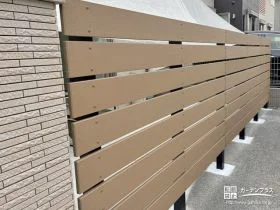 お庭をナチュラルに演出する木目調の目隠しフェンス[施工後]
