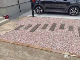 お住まいの顔を彩る温かみのある雰囲気のアプローチ[施工後]