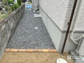 地面のぬかるみを防ぎ、歩きやすくする砂利[施工後]
