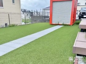 お庭の雑草を防ぐ人工芝やバイク用通路のリフォーム工事