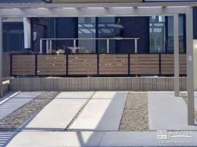 お庭と駐車スペースをナチュラルに仕切る目隠しフェンス[施工後]