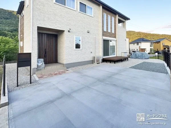 建物のデザインに調和するシンプルで機能的な新築外構