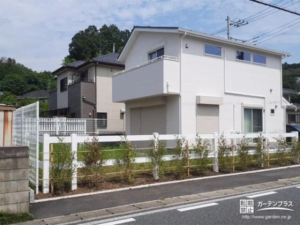 爽やかな印象のホワイトカラーのフェンスと生垣の設置工事
