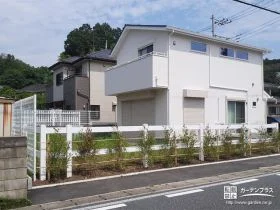 爽やかな印象のホワイトカラーのフェンスと生垣の設置工事
