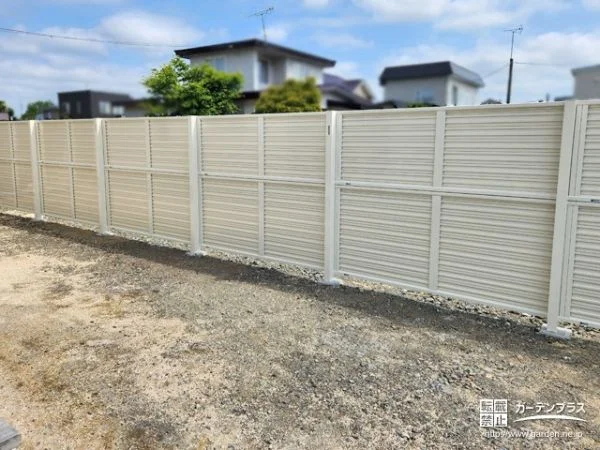 お住まいを明るく引き立てるホワイトカラーの目隠しフェンス設置工事