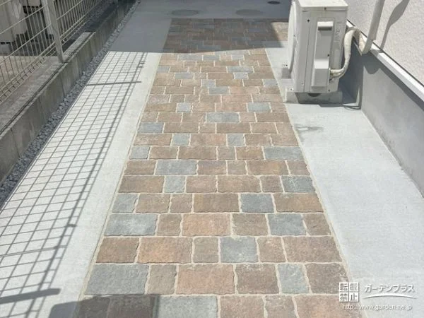 バイクの乗り入れも可能でデザイン性にも配慮したアプローチ工事