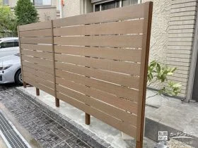 ナチュラル雰囲気を演出するお手入れいらずな目隠しフェンス設置工事