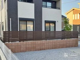 アンティーク家具のような木の温もりを感じられるお庭工事