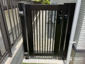 主庭と犬走りの境界に門扉を設置[施工後]