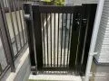 主庭と犬走りの境界に門扉を設置