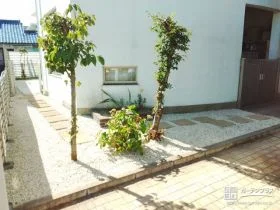 リズミカルに配置したお庭に導く園路[施工後]