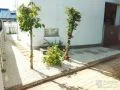 リズミカルに配置したお庭に導く園路
