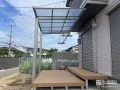 掃き出し窓前にウッドデッキと独立タイプのテラス屋根を施工