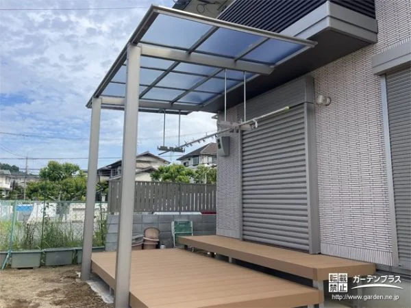 便利で安全な独立タイプのテラス屋根とウッドデッキの設置工事