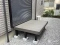 主庭の掃き出し窓前にウッドデッキを設置