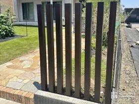 おしゃれな印象も与えてくれるスリットフェンス[施工後]