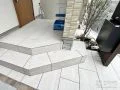 天然石調のタイルが優雅な雰囲気をつくる玄関周り