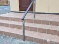 洗練された印象を与えるスクエアフォルムの笠木