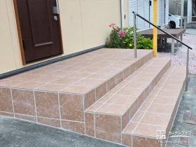 お客様を出迎える玄関周りを一新するタイルの貼り変えリフォーム工事