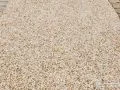 天然石の柔らかな風合いが長く楽しめる樹脂舗装材