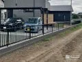 お住まいのセキュリティ性を高める開放的な境界フェンス