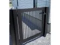 犬走りに縦スリット入りの片開き門扉を設置